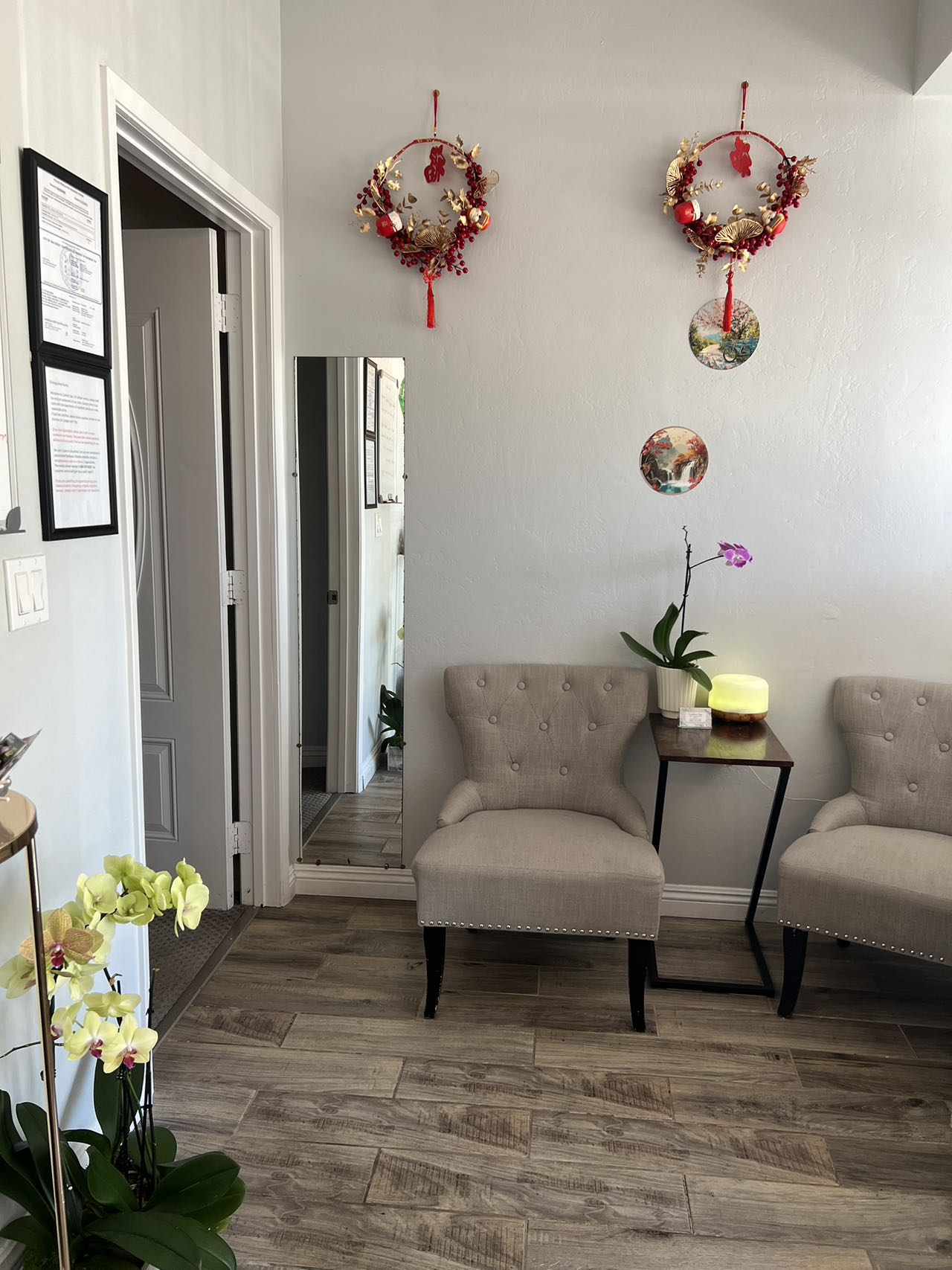 Comfort Spa’s lounge with gray armchairs and orchids