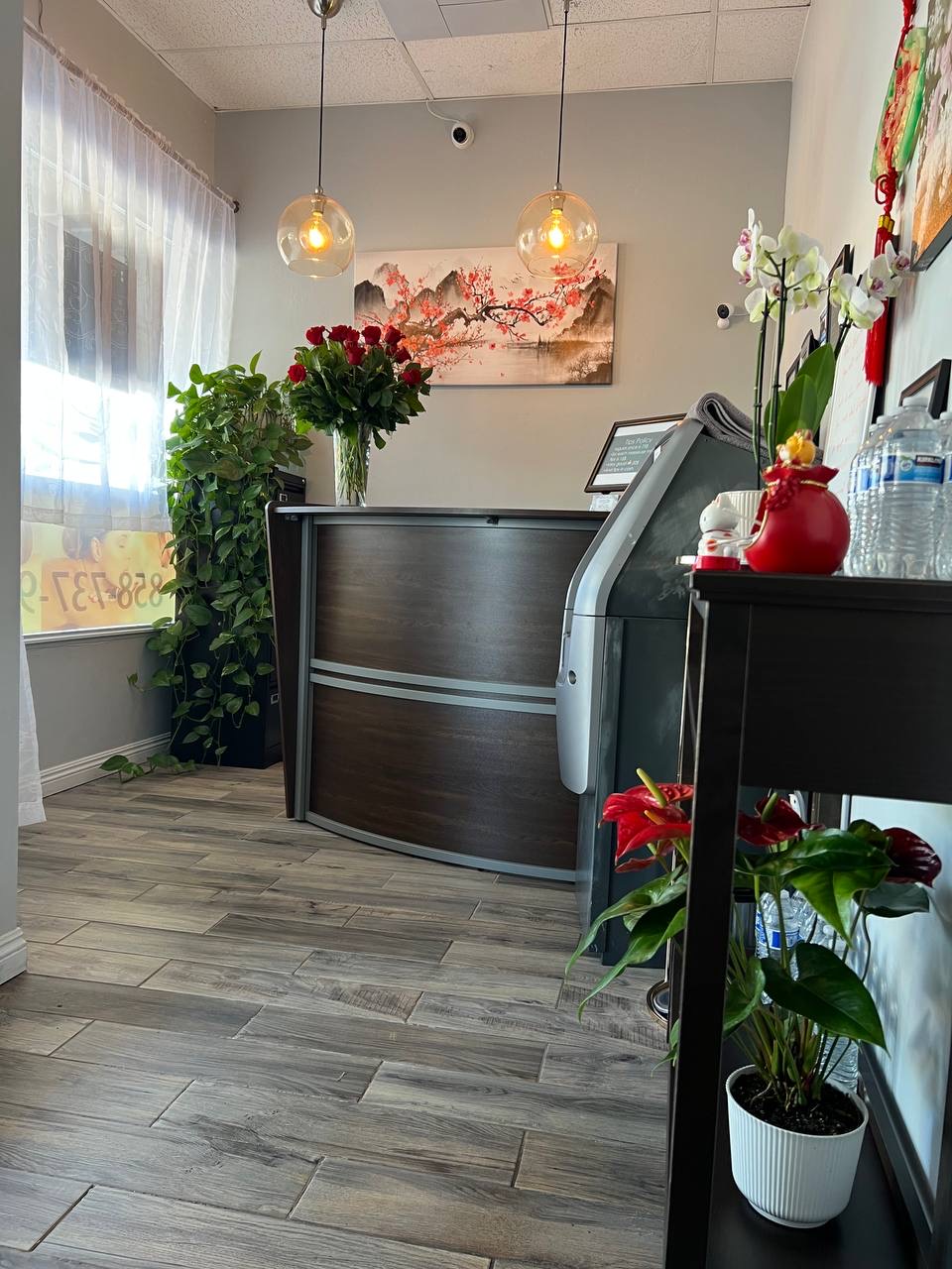 The real Comfort Spa reception, with flowers and orchids